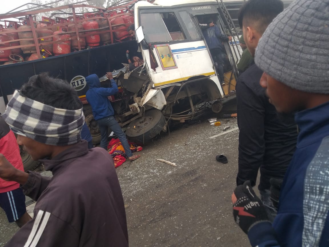 पाकुड़ में ट्रक-बस में टक्कर, 10 की मौत, 16 की हालत नाजुक