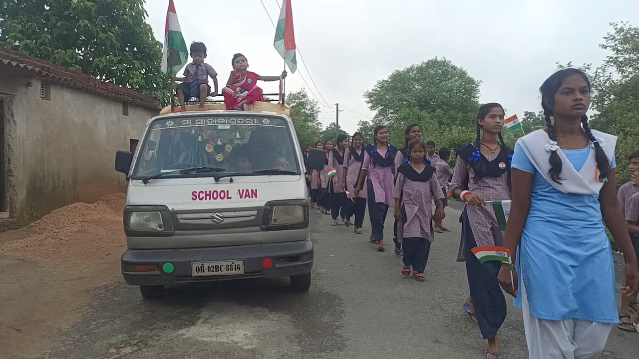 78वें स्वतंत्रता दिवस पर सरायकेला के इस स्कूल की लापरवाही आयी सामने, वैन की छत पर बच्चों को बिठाकर निकाली गई रैली