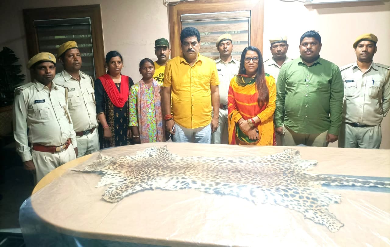 जमशेदपुर में वन विभाग की बड़ी कार्रवाई! लेपर्ड की छाल के साथ तीन लोगों को किया गिरफ्तार
