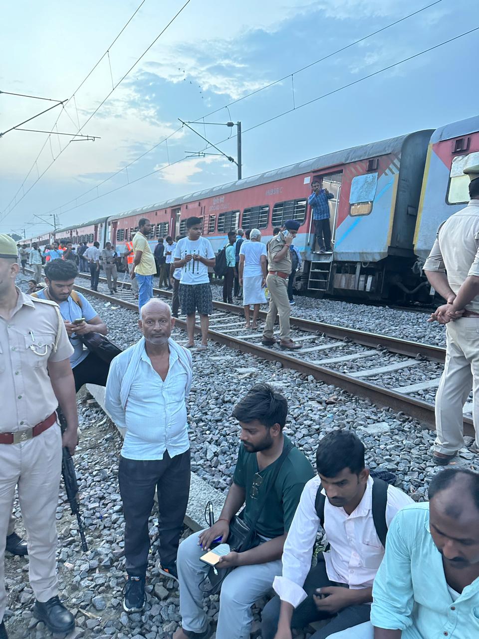 Big Breaking: देर रात पटरी से उतरी साबरमती एक्सप्रेस, राहत बचाओ कार्य जारी