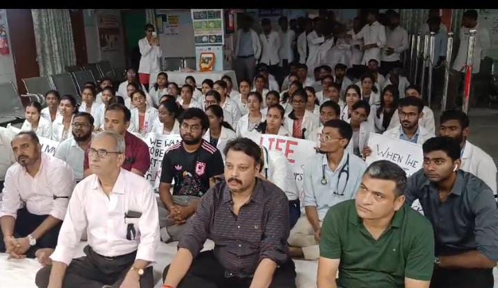 कोलकाता कांड के विरोध में दुमका के डॉक्टरों ने ओपीडी सेवा किया ठप,इधर उधर भटकने को मजबूर हुए मरीज, पढ़ें क्या है डॉक्टरों की मांग