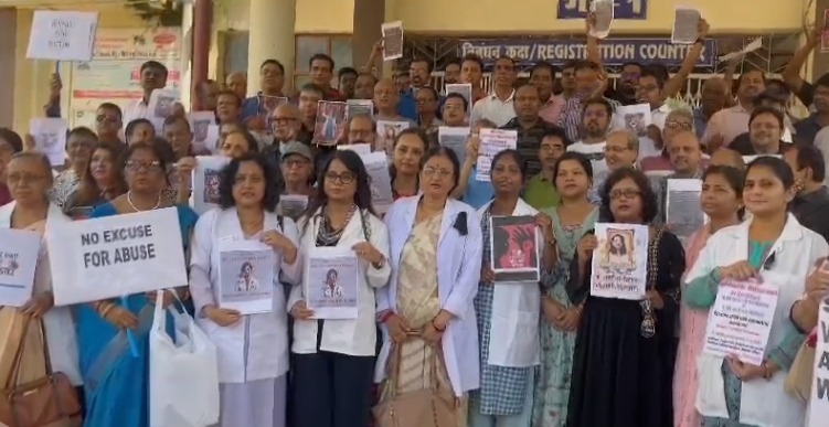 देवघर के डॉक्टरों ने किया कार्य बहिष्कार,कई संघ सहित मेडिकल रिप्रेजेंटेटिव का भी मिला समर्थन,मरीज परेशान