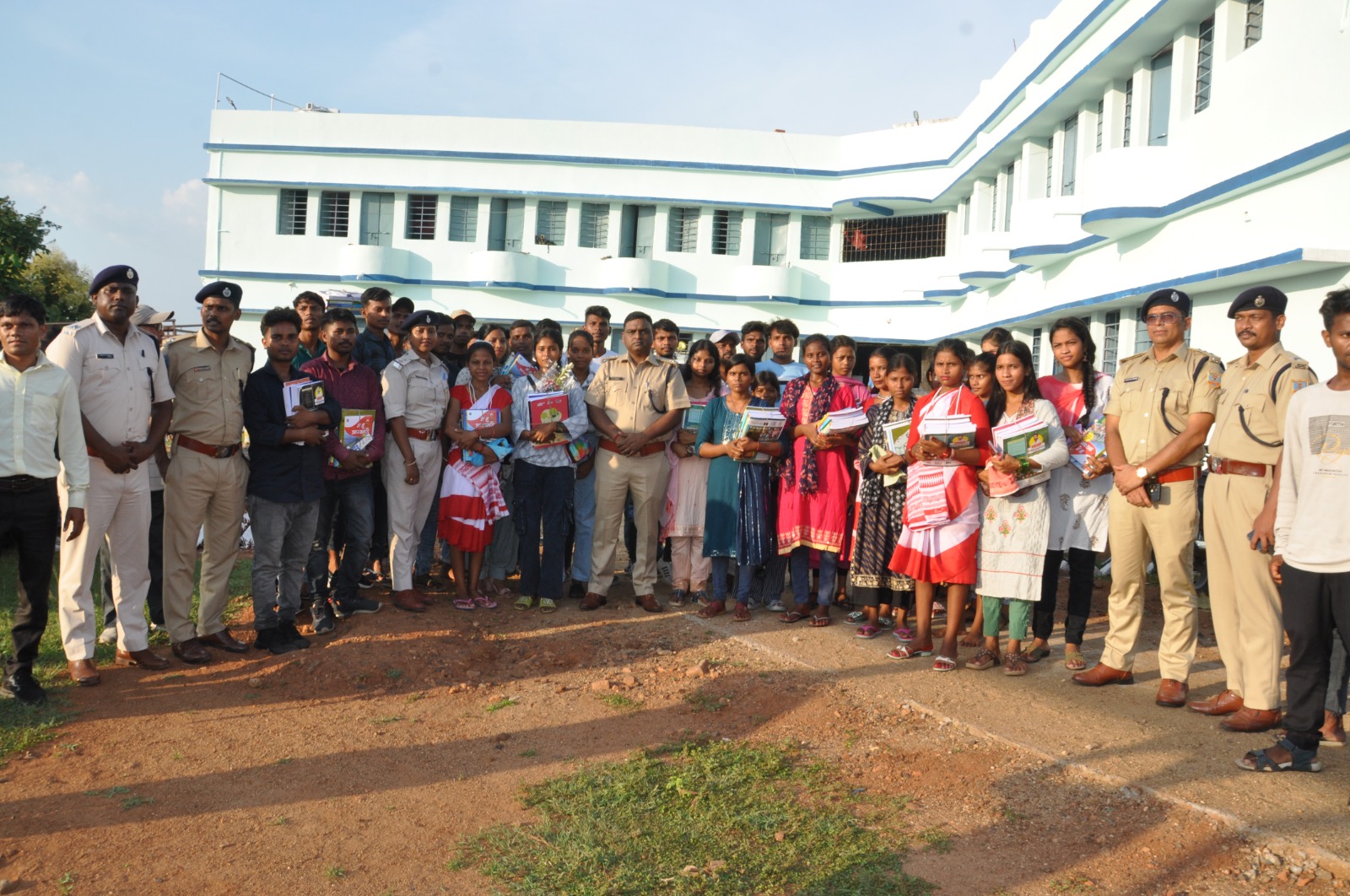 पहाड़िया आदिम जनजाति के उत्थान के लिए आगे आया दुमका प्रशासन, पुलिस के इस सराहनीय पहल की हो रही तारीफ