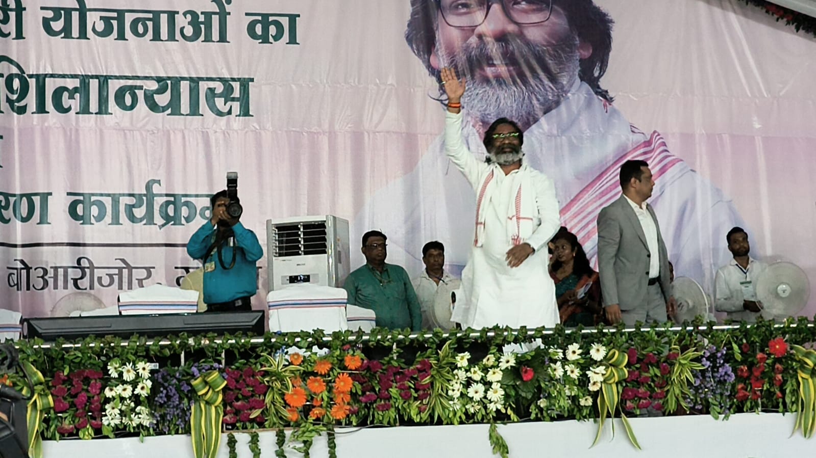 गोड्डा की धरती से गरजे सीएम हेमंत सोरेन! कहा- अगली बार सरकार बनी तो प्रत्येक परिवार को मिलेगा एक लाख रुपये, बीजेपी पर लगाया ये आरोप