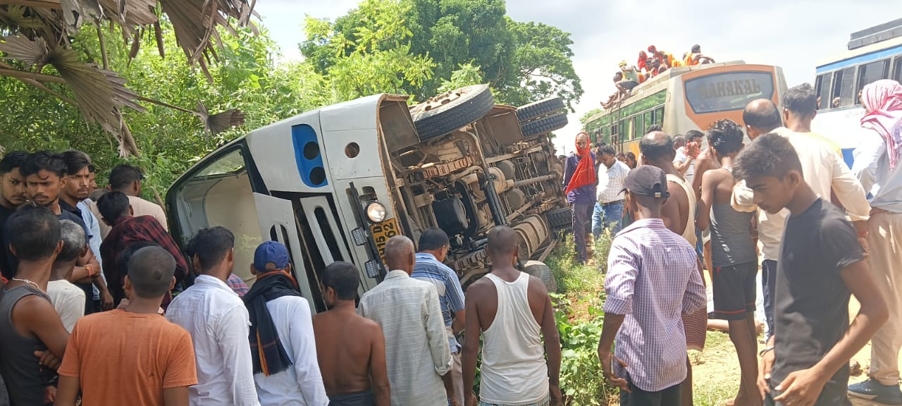 दुमका: अनियंत्रित बस ने बाइक सवार श्रद्धालु को रौंदा, मौके पर हुई मौत, बस चालक फ़रार 