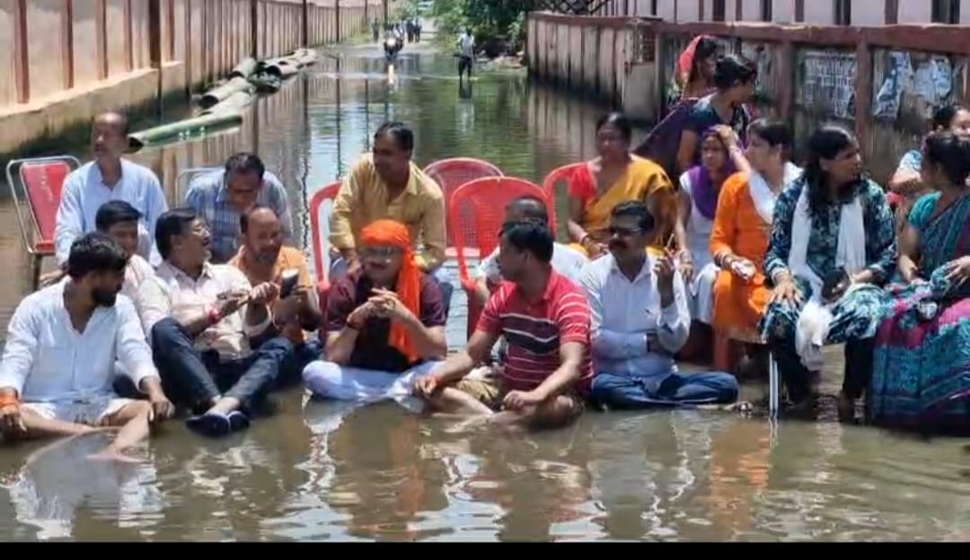 DHANBAD BIG UPDATE : नाले के पानी में जल सत्याग्रह पर क्यों बैठे हैं विधायक, जानिए डिटेल्स 