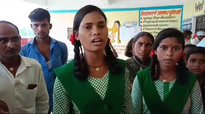 Gadhwa News: फिर सवालों के घेरे में आया झारखंड बालिका आवासीय विद्यालय, रात में अनजान पुरुष के घुसने पर छात्राओं ने जमकर काटा बवाल