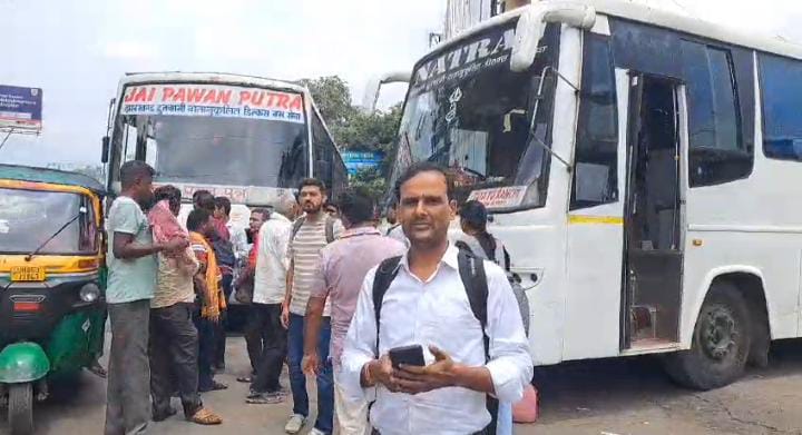 जमशेदपुर में भारत बंद का दिख रहा असर, लंबी दूरी की बस का परिचालन ठप, लोगों की बढ़ी परेशानी