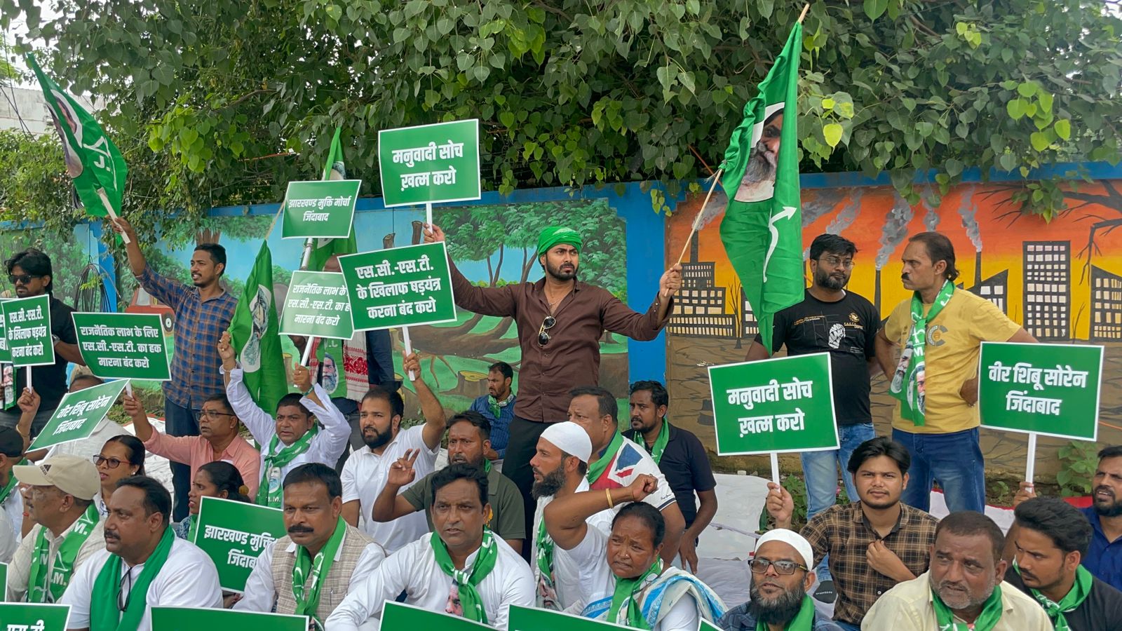 भारत बंद का रांची में व्यापक असर! सड़क पर बैठ बंद समर्थक कर रहे नारेबाजी, झामुमो कार्यकर्ता का भी मिल रहा साथ