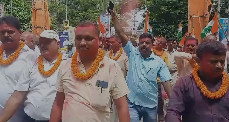 झारखंड: दैनिक भत्ता में बढ़ोतरी पर गृह रक्षकों ने जताई खुशी, अबीर गुलाल और बैंड बाजा के साथ निकाला विजय जुलूस