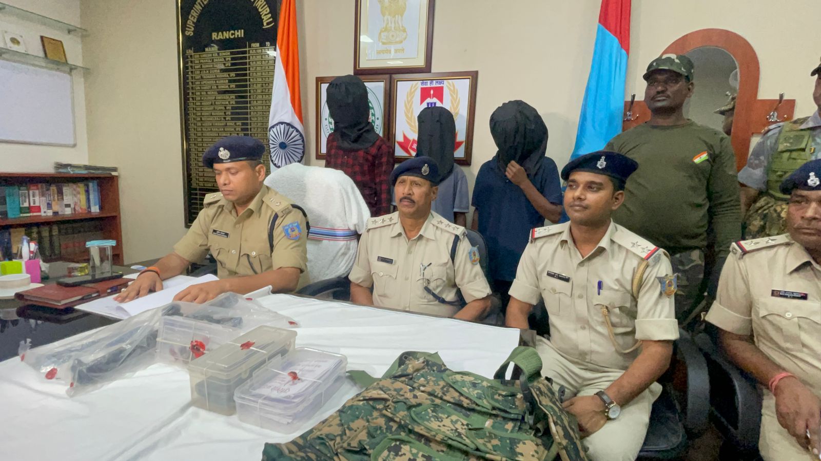 TSPC NAXALI ARREST IN RANCHI: तीन उग्रवादी कार्बाइन के साथ गिरफ्तार, बालू घाट पर आगजनी में थे शामिल