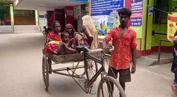 बिहार के स्वास्थ्य व्यवस्था की खुली पोल! एंबुलेंस नहीं मिलने पर ठेले से अस्पताल पहुंची गर्भवती, डिलिवरी के बाद नवजात को लेकर उसी ठेले से गई घर