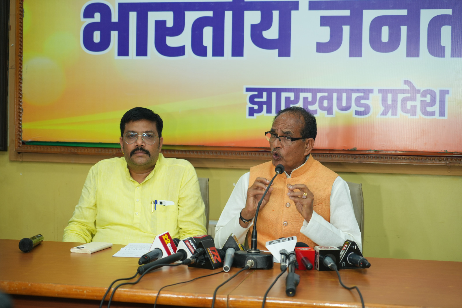 युवाओं की आवाज़ को कुचलना चाह रही सरकार,भाजपा कार्यकर्ता को जगह जगह रोका जा रहा:शिवराज