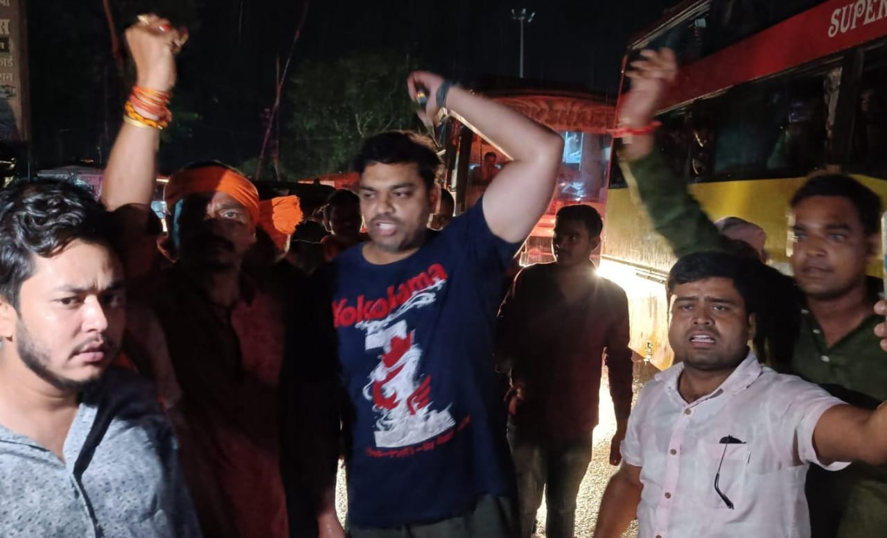 दुमका: युवा आक्रोश रैली में भाग लेने गोड्डा से रांची जा रहे थे विधायक अमित मंडल,  वाहन जांच के नाम पर पुलिस ने काफिला को रोका, जानिए फिर क्या हुआ