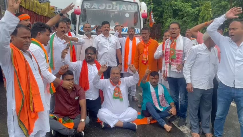 युवा आक्रोश रैली: वाहन चेकिंग के नाम पर भाजपा कार्यकर्ताओं को रोक रही प्रशासन, जमशेदपुर में हेमंत सरकार के खिलाफ जमकर हुई नारेबाजी