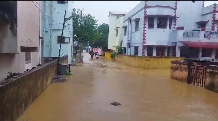 जमशेदपुर: सुबह से हो रही मूसलाघर बारिश से वास्तु विहार में घुसा नाले का गंदा पानी, लोगों का जीवन हुआ अस्त-व्यस्त 