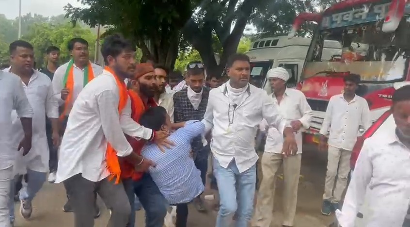 भाजयुमो की आक्रोश रैली में लाठीचार्ज के बाद लहूलुहान हुए कार्यकर्ता, अमर बाउरी ने कहा- ‘इसी लहू से लिखा जाएगा झारखंड का इतिहास’