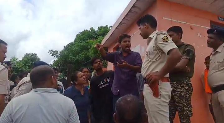 Bihar News: नाव से गिरकर गंगा नदी में डूबे शिक्षक, लोगों में आक्रोश, पढ़िए पूरा मामला