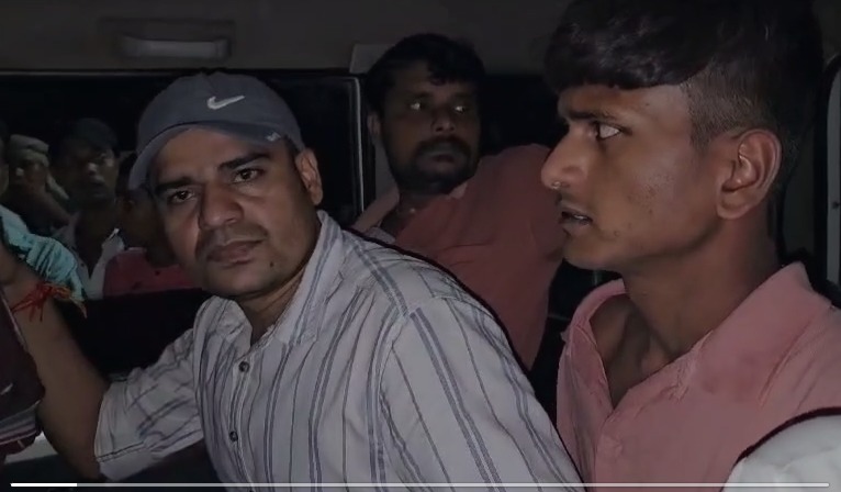 आखिरकार पकड़ा गया मोहल्ले में पर्चा फेंक कर धमकी देने वाला आरोपी, देखिए मुहल्ले वालों की जाल में कैसे फंसा...?