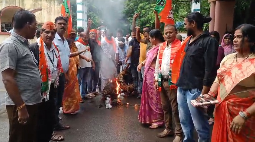 दुमका : भाजपाइयों ने किया हेमंत सोरेन का पुतला दहन, कहा- हम लाठी डंडे से डरने वाले नहीं तानाशाही सरकार को उखाड़ फेकेंगे