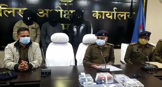 दुमका पुलिस के हत्थे चढ़े तीन साइबर अपराधी, बैंक अधिकारी बन करते थे ठगी