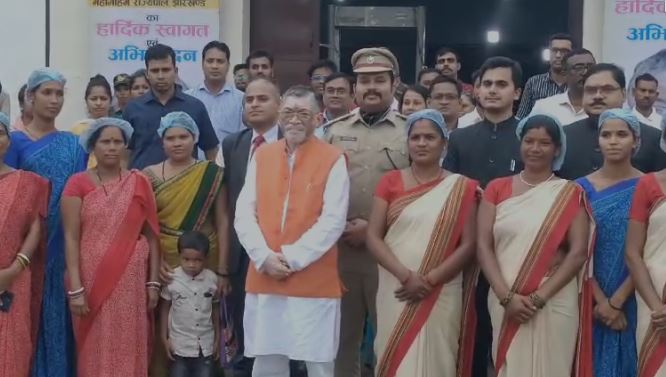 झारखंड के राज्यपाल पहुंचे गुमला, लाभुकों के बीच योजनाओं से जुड़ी परिसंपत्ति का किया वितरण