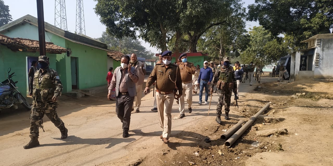 जमीन विवाद : दबंगई ऐसी कि  6 परिवारों के 32 सदस्य रातो रात हुए बेघर