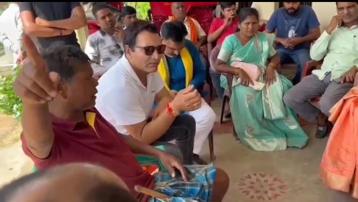 Gadhwa News:आदिवासी महिला से दुष्कर्म मामले में शुरू हुई राजनीति, महिला के घर लगा नेताओ का जमावड़ा