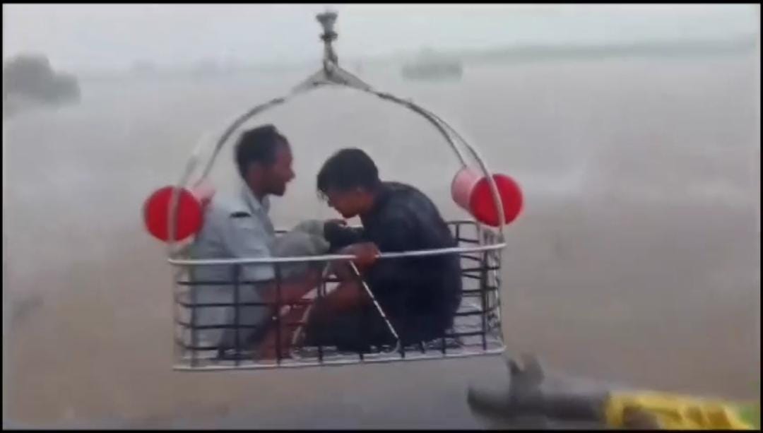 भारी बारिश से गुजरात के कई इलाकों में भीषण बाढ़, सैकड़ों लोग फंसे, देखिए वायु सेवा का रेस्क्यू ऑपरेशन