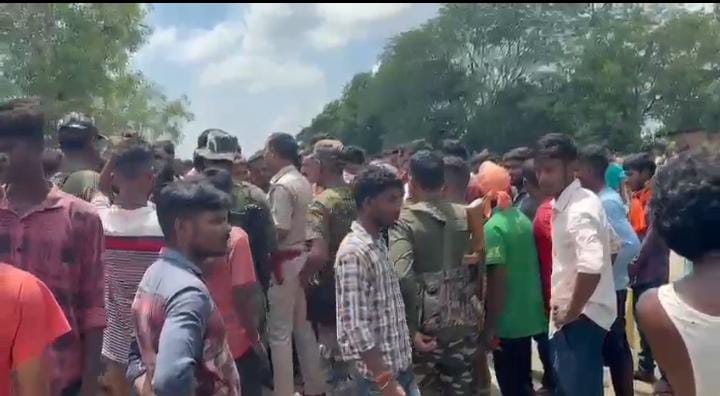 Breaking: सरायकेला में भीषण सड़क हादसा! ओवर लोड बालू लदे हाइवा ने ली एक की जान, दो घायल