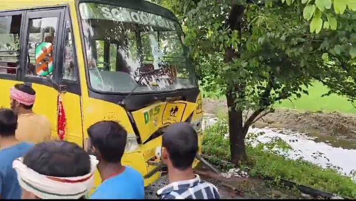 Bihar:कैमूर में स्कूली वाहन व बाइक की टक्कर में चाचा भतीजे की मौत, परिवार में मचा कोहराम