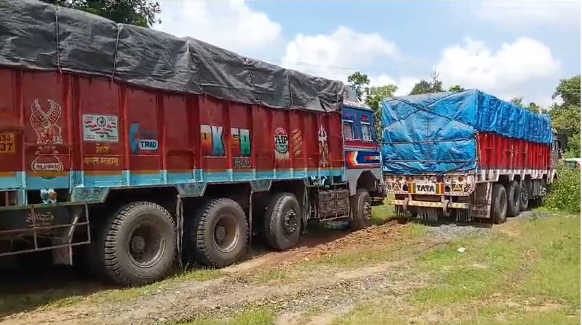 देवघर: अवैध कोयला लदा चार ट्रक जब्त, धनबाद से बिहार जाने के क्रम में देवीपुर थाना पुलिस ने पकड़ा