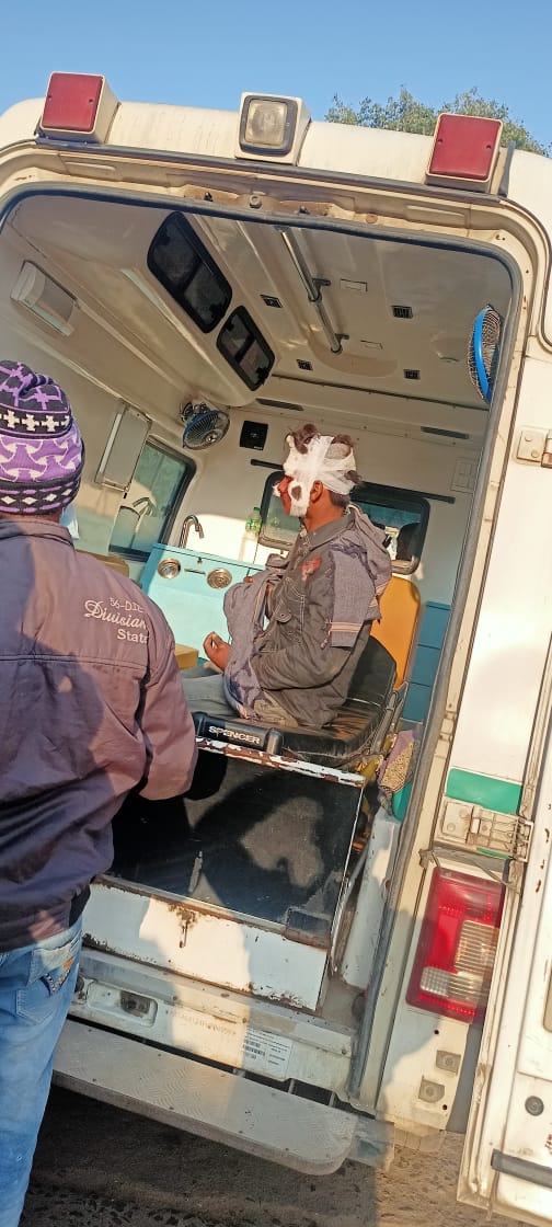 चलती ट्रेन से गिर गया यात्री, फिर गैंग मैन ने किया कुछ ऐसा कि दंग रह गए लोग