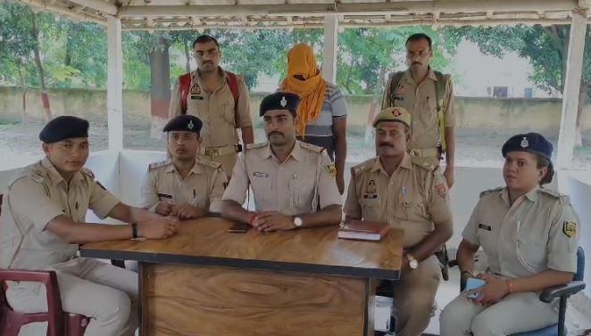 25 हजार के इनामी अपराधी को यूपी पुलिस ने बिहार से किया गिरफ्तार, कई वर्षों से चल रहा था फरार