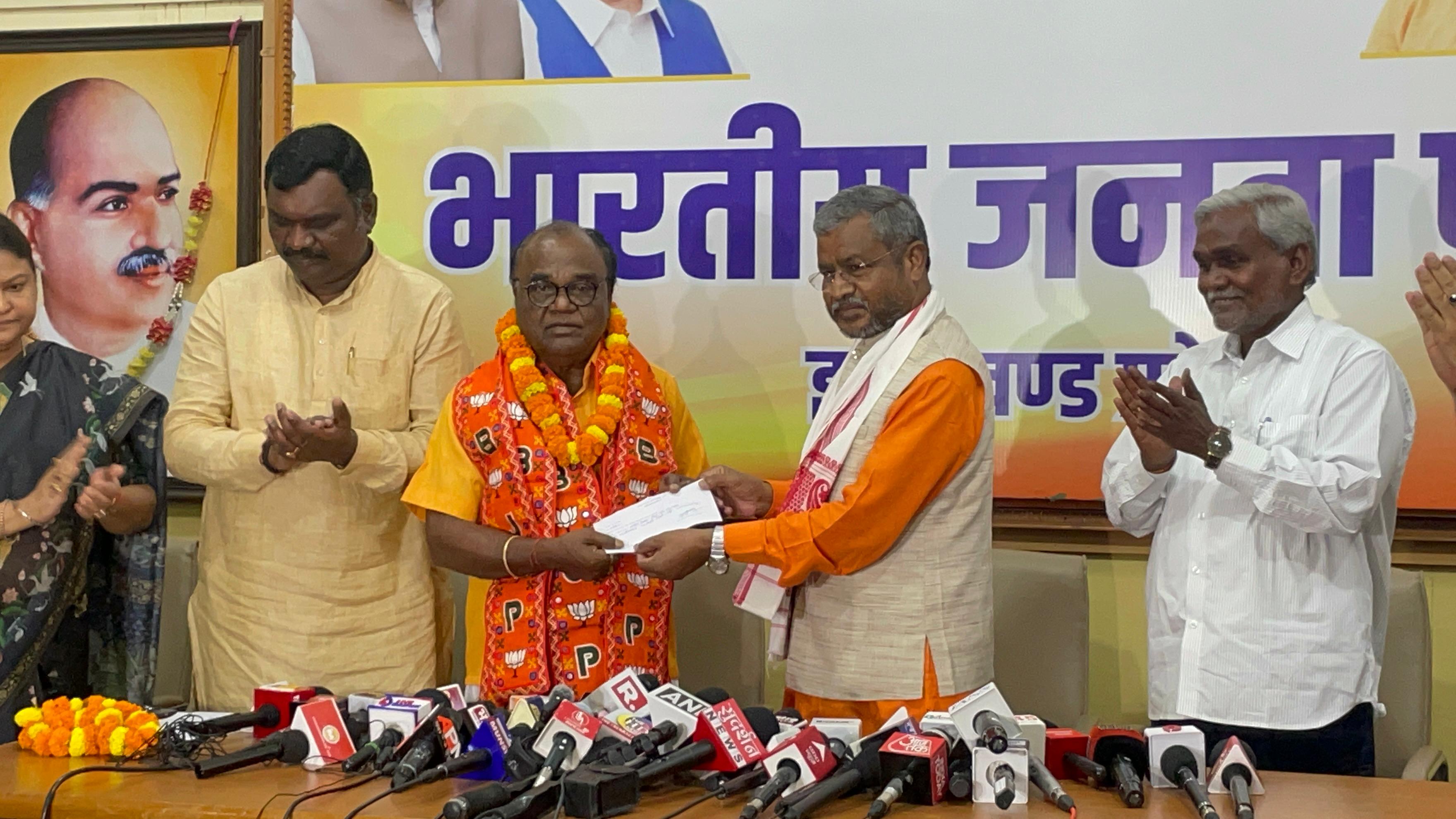 भाजपा में शामिल हुए लोबिन हेंब्रम, कहा- झामुमो से अब झारखंड के लिए कुछ नहीं होने वाला