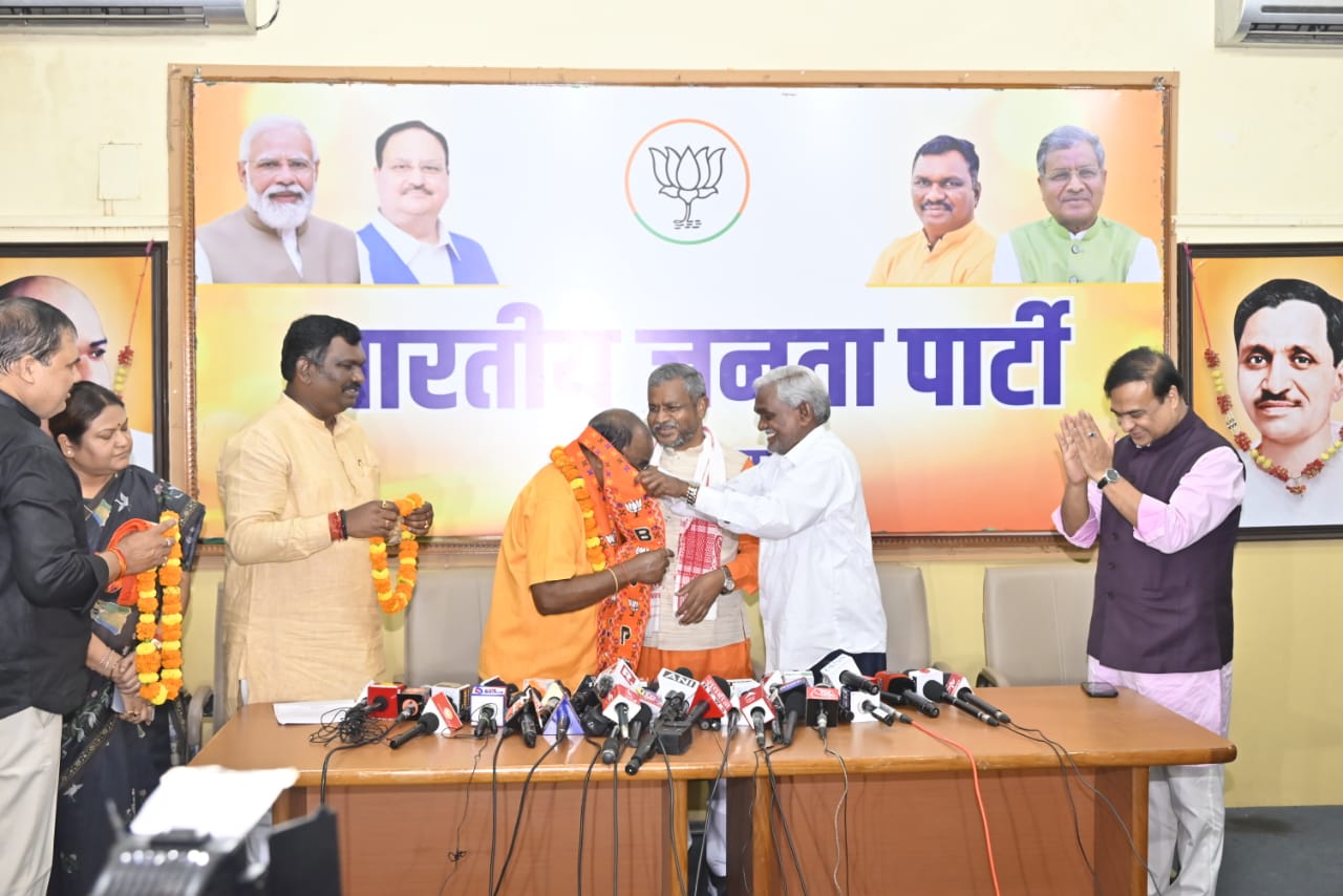 एक आंख में सूरमा और एक आंख में काजल',क्यों! झामुमो ने लगाया भाजपा पर आरोप,लोबिन हेंब्रम के भाजपा में शामिल होने का मामला