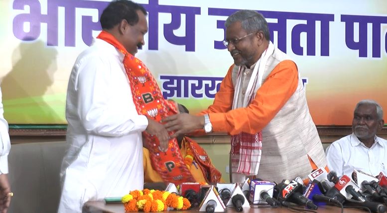 चंपाई के बाद अब एक और पूर्व मुख्यमंत्री का भाजपा में स्वागत! चुनाव से पहले बड़ा खेल, छिड़ी जंग   