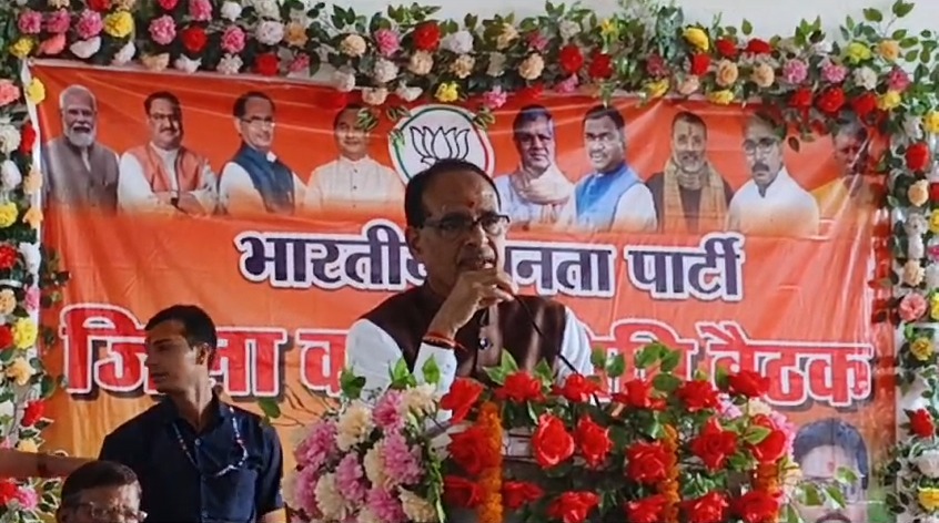 देवघर में शिवराज सिंह ने भरी हुंकार, कहा- झारखंड बचाना है तो भाजपा को जीतना ही एक विकल्प