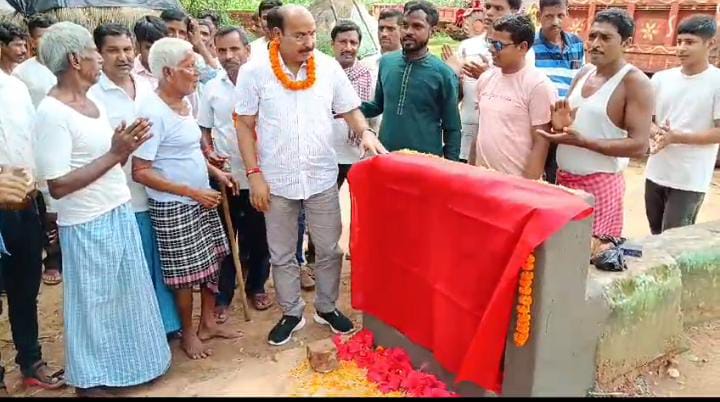 Deoghar:पहली बार लोहारी गांव के लोग देखेंगे सड़क! स्थानीय विधायक अपने फंड से कराएंगे निर्माण, ग्रामीणों में खुशी