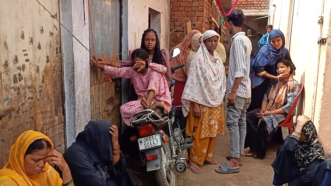 Saraikela Breaking : पति-पत्नी की मौत के बाद इलाके में हड़कंप, आपसी विवाद में हत्या होने की आशंका