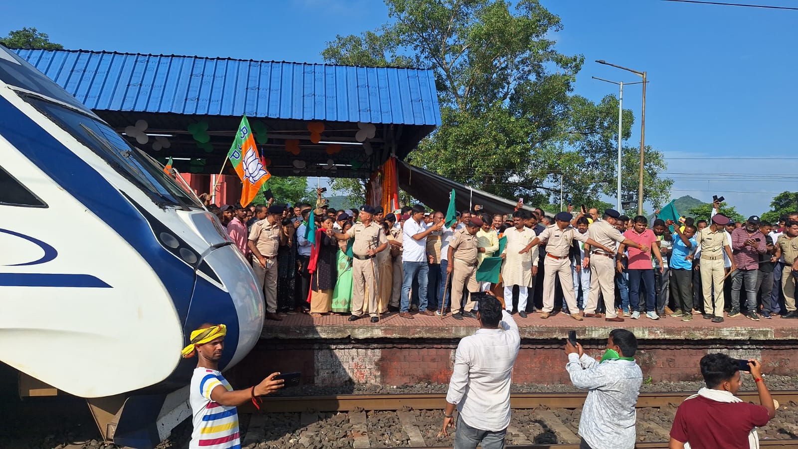 वाराणसी से रांची तक चलने वाली वंदे भारत ट्रेन का पारसनाथ रेलवे स्टेशन पर आज से ठहराव शुरू, गिरिडीह वासियों को होगी सुविधा