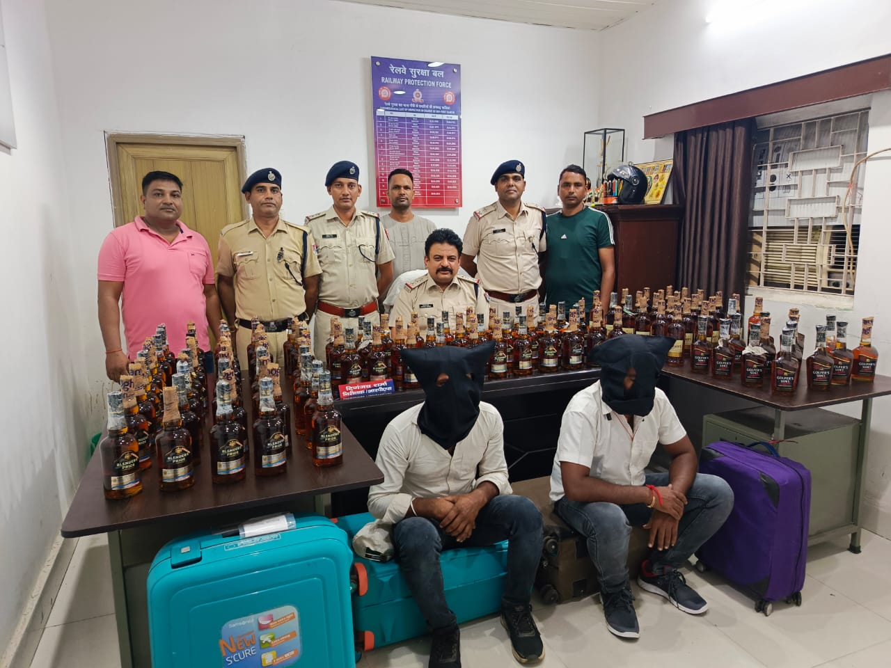 पिट्ठू बैग में छुपाकर बिहार ले जाई जा रही थी शराब की बड़ी खेप, रेलवे पुलिस ने किया जब्त, दो गिरफ्तार