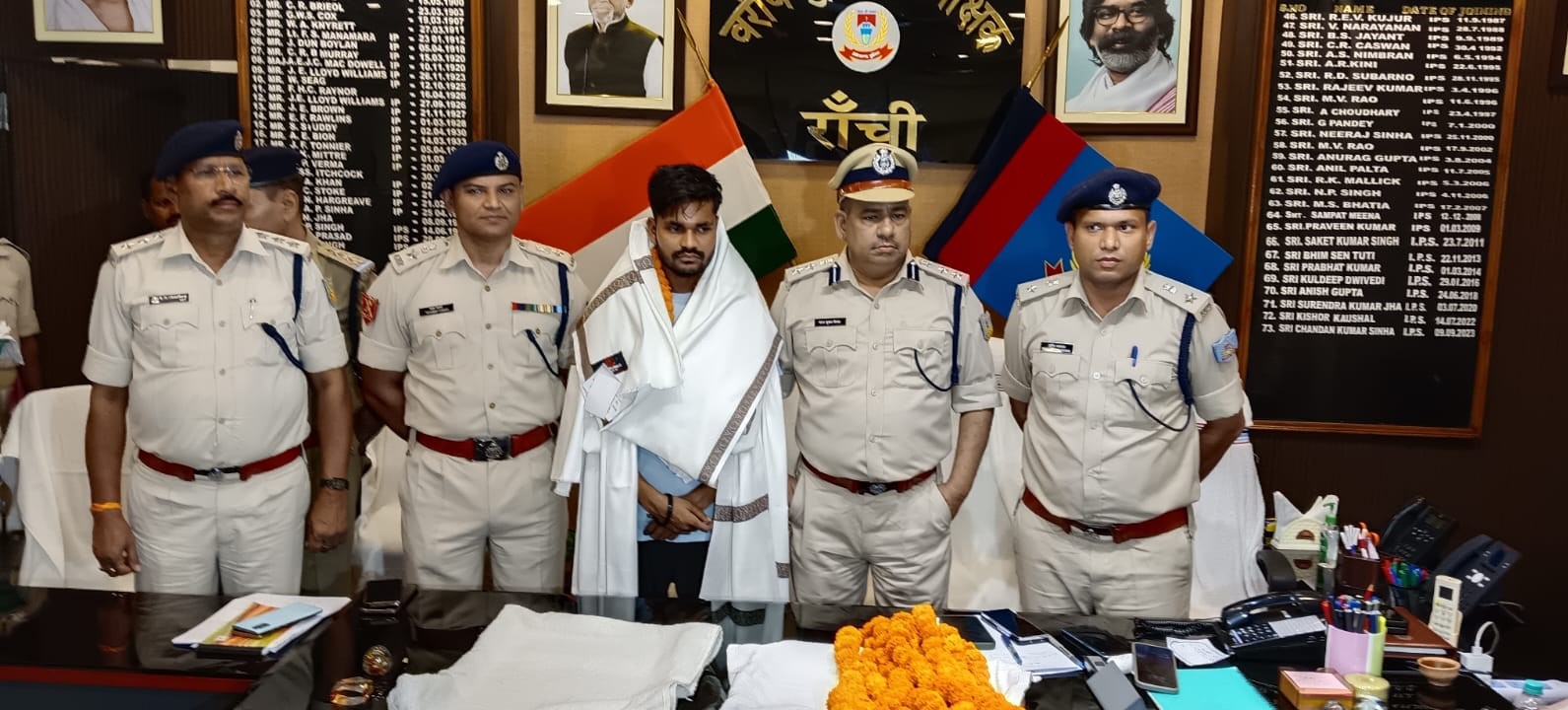 प्रेमिका ने दी प्यार की झप्पी तो हार्डकोर नक्सली का पिघल गया दिल, अपराध छोड़ रांची पुलिस के सामने कर दिया सरेंडर