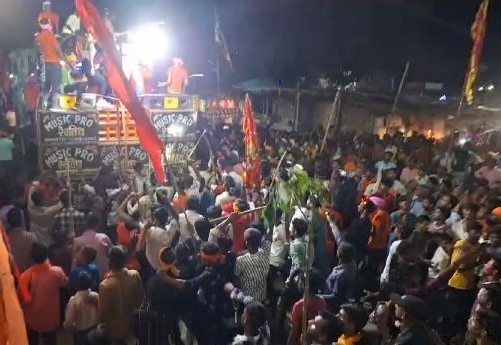 Bihar News: महावीरी जुलूस के दौरान गिरा घर का छज्जा, मची अफरातफरी, हजारों की संख्या में जुटी थी भीड़, देखें वीडियो