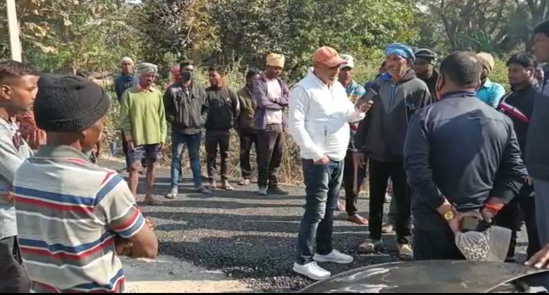 33 करोड़ खर्च के बाद भी घटिया बन रही सड़क, ग्रामीणों ने विरोध में कराया काम ठप