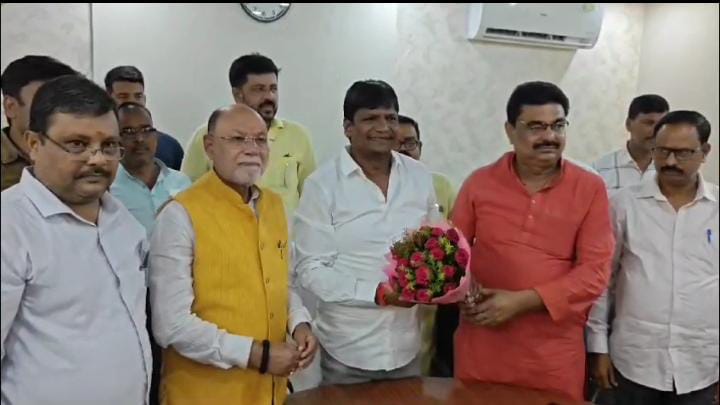 Bokaro: सांसद ढुल्लू महतो ने जिला प्रशासन को दी खुली चुनौती, कहा-अधिकारी अपने कार्यशैली में लाये परिवर्तन, वरना चुप नहीं बैठेगी जनता