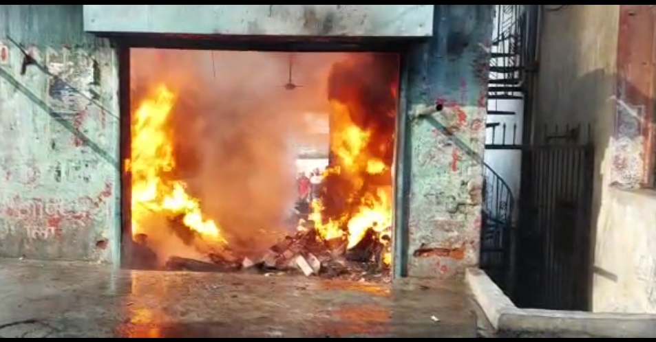 धनबाद में  टायर की दुकान में लगी भीषण आग, लाखों का टायर जलकर ख़ाक