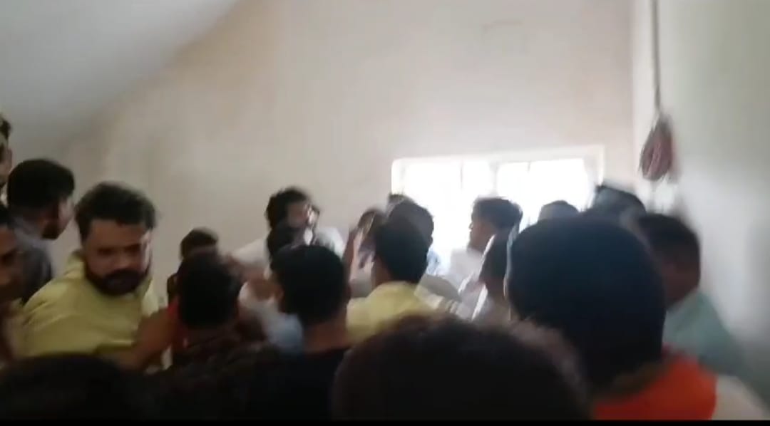 DHANBAD: रायशुमारी में क्यों भिड़े भाजपा नेता -कार्यकर्ता, पढ़िए इस रिपोर्ट में