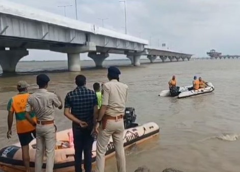 Bihar News: ‘गंगा मईया हमको बुला रही है’ फेसबुक लाइव पर कहते हुए युवक ने लगा दी छलांग, पिता, भाई और प्रेमिका को बताया दोषी