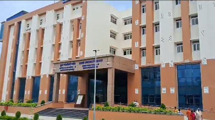 विकास या भ्रष्टाचार! उद्घाटन के 5 दिन बाद ही SKMCH मेडिकल कॉलेज की दीवार में आयी दरार, अब छुपाने की कोशिश में लगा विभाग